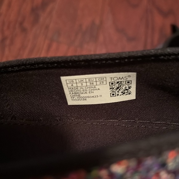 New in box - kids black chunky glitter ✨ Tom’s slides in size 4 youth. - Picture 8 of 9